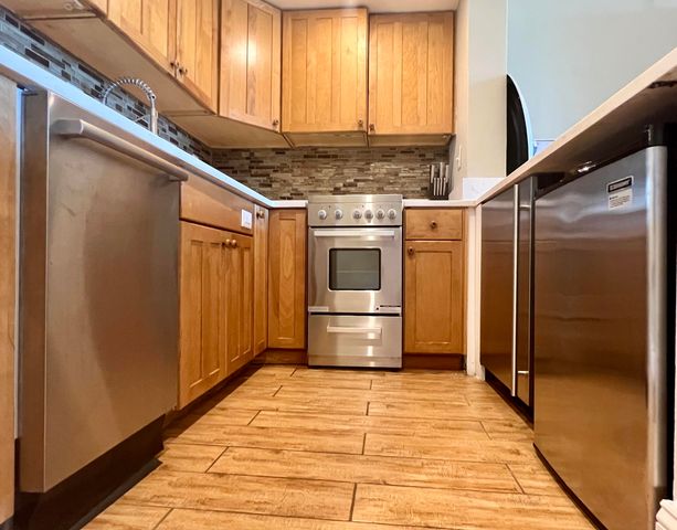 14 Lockwood Drive 11a, Charleston, SC 29401