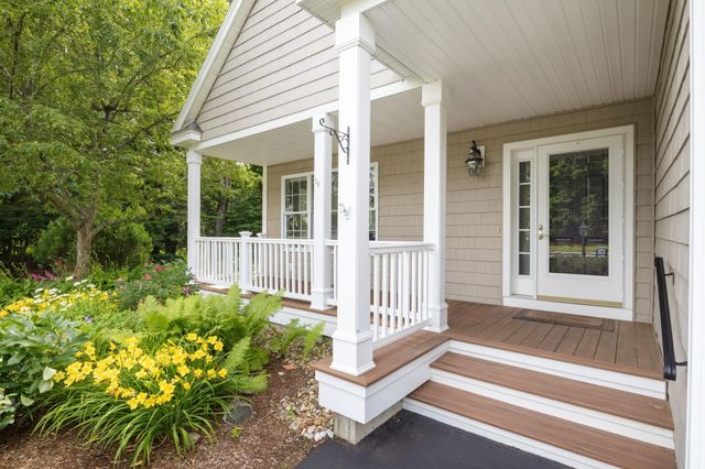 29 Vineyard Drive, Stratham, NH 03885