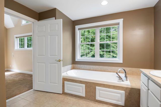 29 Vineyard Drive, Stratham, NH 03885