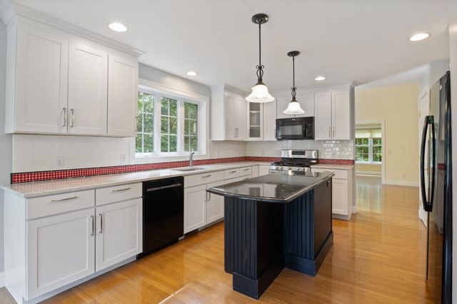 29 Vineyard Drive, Stratham, NH 03885