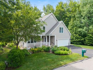 29 Vineyard Drive, Stratham, NH 03885