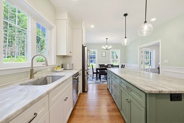 10 Homes Ave, Franklin, MA 02038