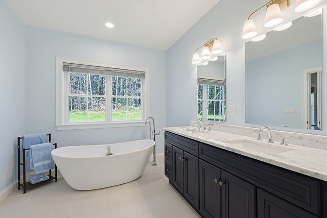 10 Homes Ave, Franklin, MA 02038