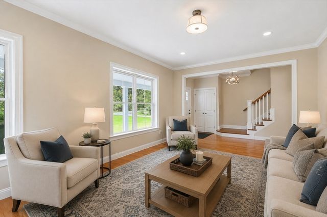 10 Homes Ave, Franklin, MA 02038
