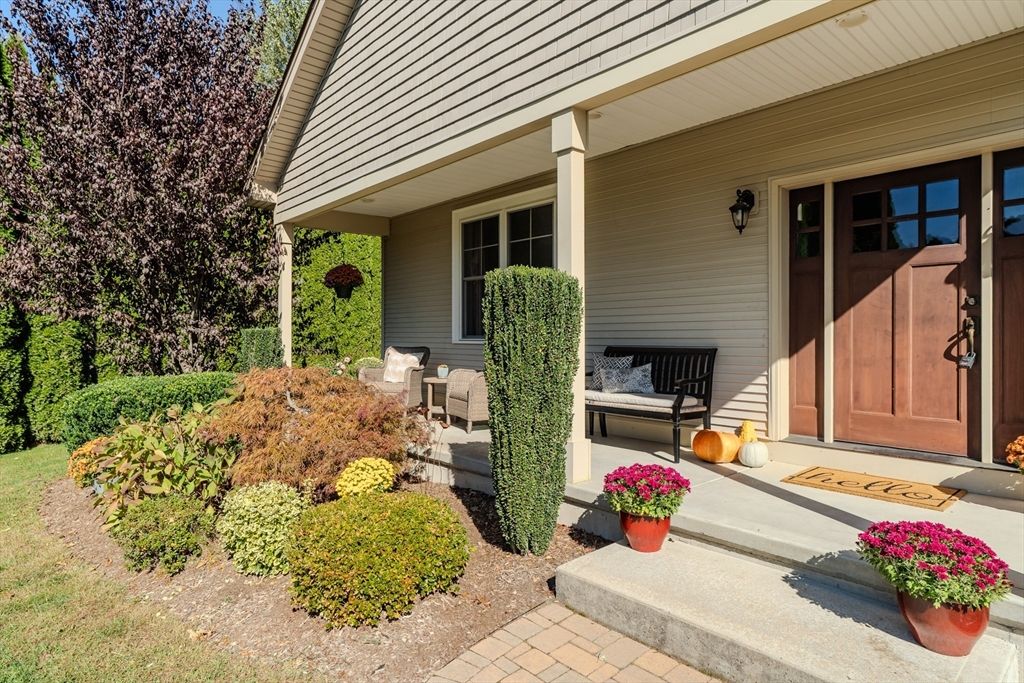 16 Rocky Hill Rd, Hadley, MA 01035