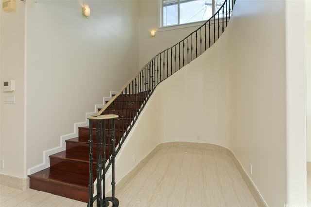 2004 Skyline Drive, Honolulu, HI 96817