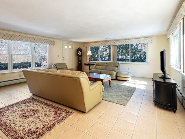 4 Athens St, Auburn, MA 01501