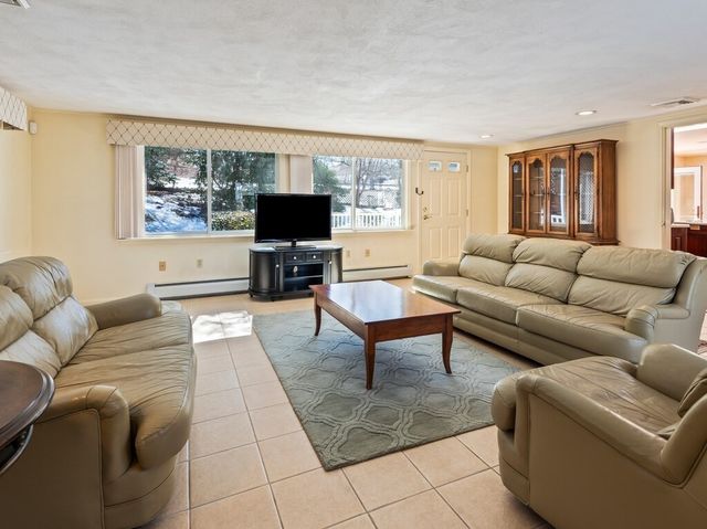 4 Athens St, Auburn, MA 01501