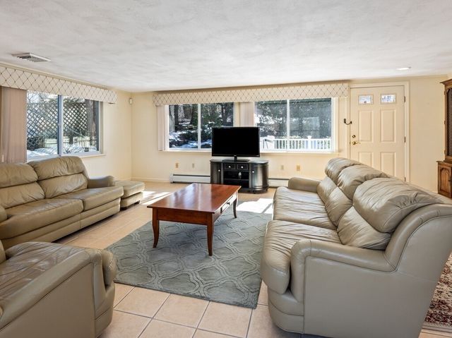 4 Athens St, Auburn, MA 01501