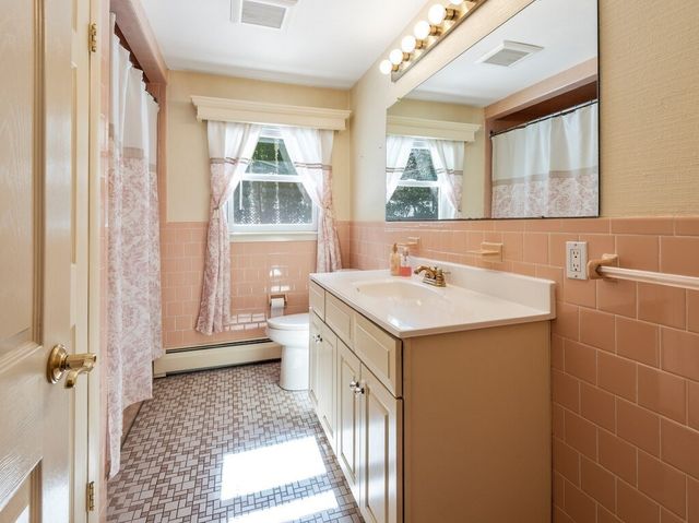 4 Athens St, Auburn, MA 01501