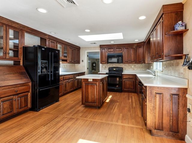 4 Athens St, Auburn, MA 01501