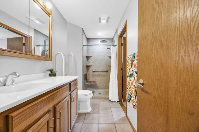 396 Teakwood Ln D, Cedar Rapids, IA 52402