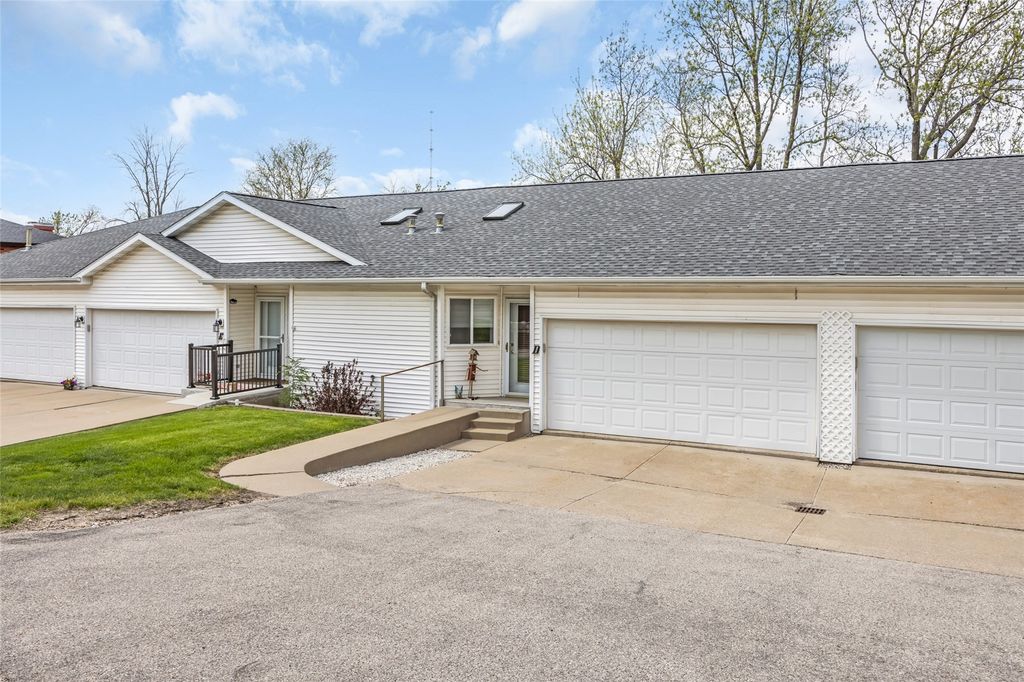 396 Teakwood Ln D, Cedar Rapids, IA 52402