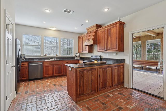 11167 N Wakefield Dr, St Francisville, LA 70775