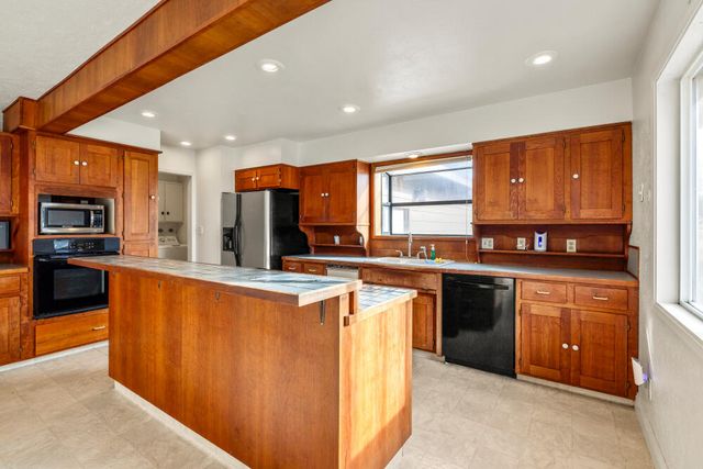 23131 N Poe Valley Road, Klamath Falls, OR 97603