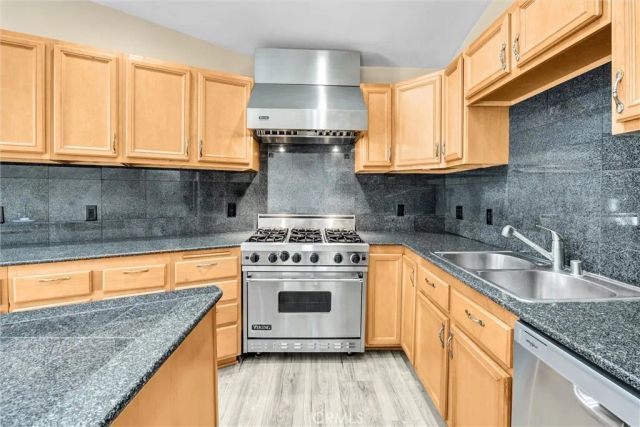 6942 Alcove, Los Angeles, CA 91605