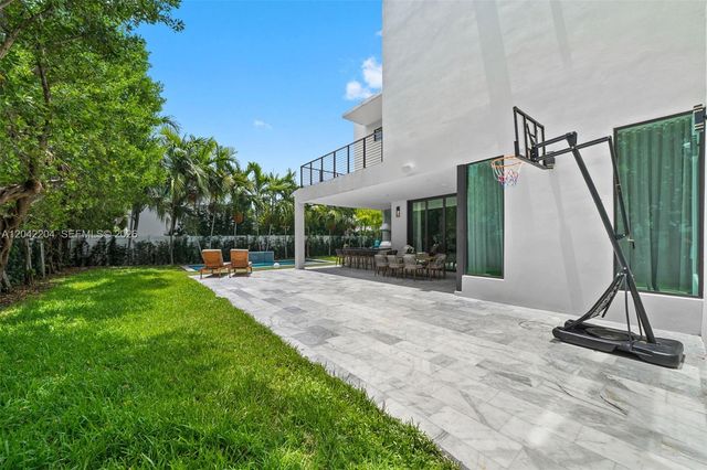 6814 NW 104th Ct, Doral, FL 33178
