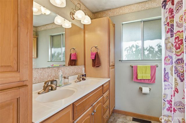 1219 S Highland Avenue, Tacoma, WA 98465