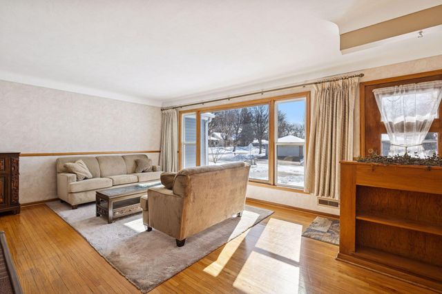 1947 Yorkshire Court, Saint Paul, MN 55116