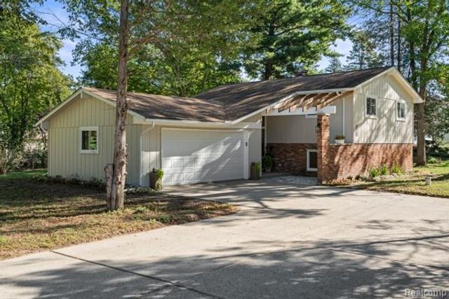 1960 Glen Iris Drive, Commerce Twp, MI 48382