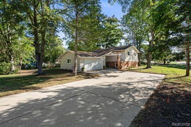 1960 Glen Iris Drive, Commerce Twp, MI 48382