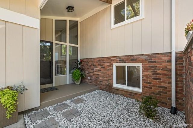 1960 Glen Iris Drive, Commerce Twp, MI 48382