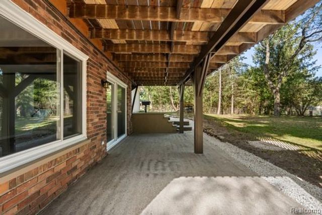 1960 Glen Iris Drive, Commerce Twp, MI 48382