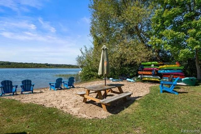 1960 Glen Iris Drive, Commerce Twp, MI 48382