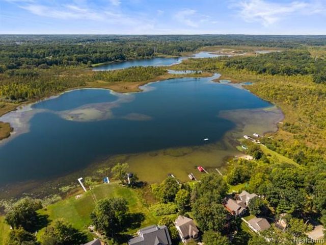 1960 Glen Iris Drive, Commerce Twp, MI 48382
