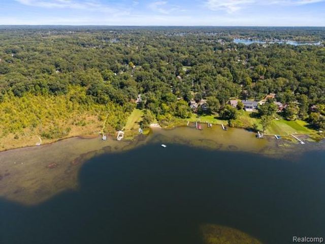 1960 Glen Iris Drive, Commerce Twp, MI 48382