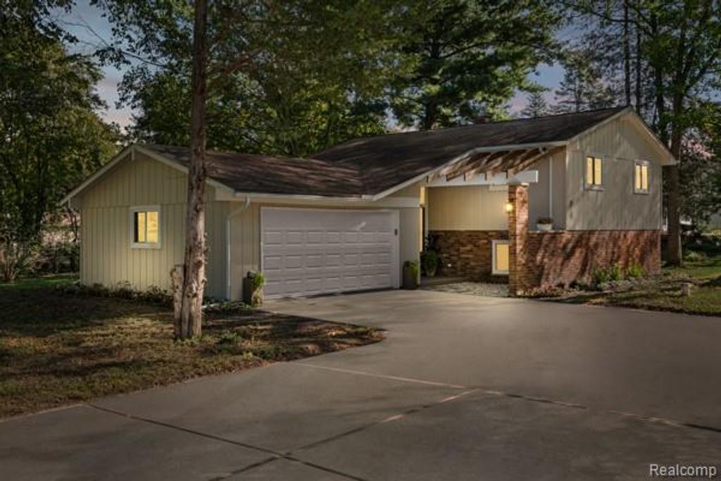 1960 Glen Iris Drive, Commerce Twp, MI 48382