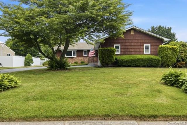 825 Karshick Street, Bohemia, NY 11716