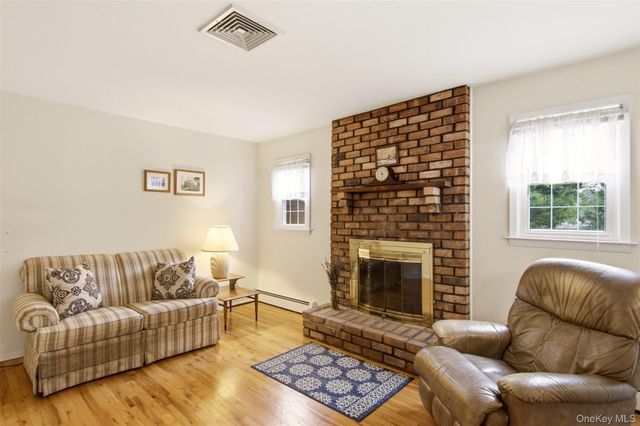 825 Karshick Street, Bohemia, NY 11716