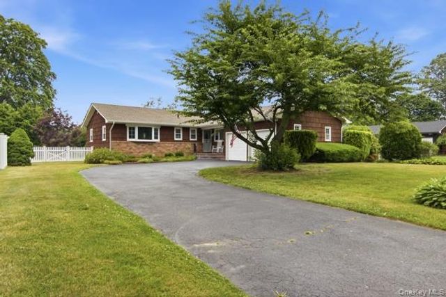 825 Karshick Street, Bohemia, NY 11716