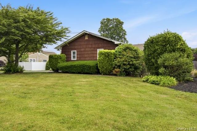 825 Karshick Street, Bohemia, NY 11716