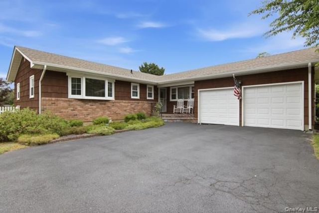 825 Karshick Street, Bohemia, NY 11716