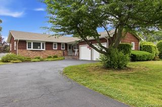 825 Karshick Street, Bohemia, NY 11716