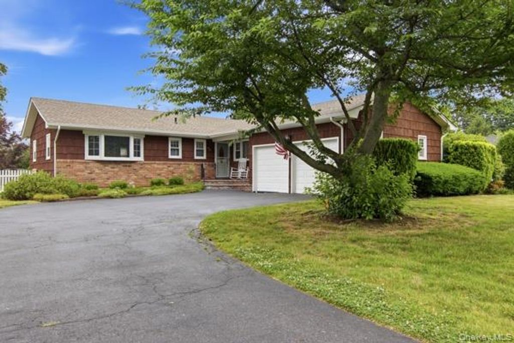 825 Karshick Street, Bohemia, NY 11716