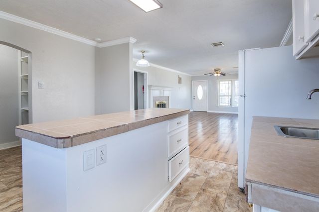 1007 E Main Street, Tomball, TX 77375