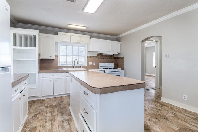 1007 E Main Street, Tomball, TX 77375