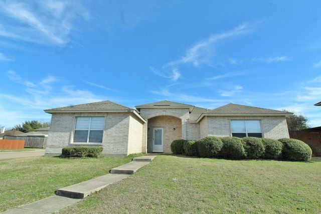 300 Rosewood Lane, Cedar Hill, TX 75104