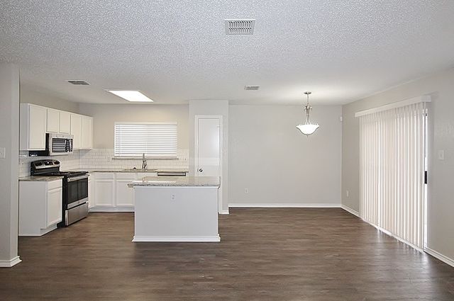 300 Rosewood Lane, Cedar Hill, TX 75104