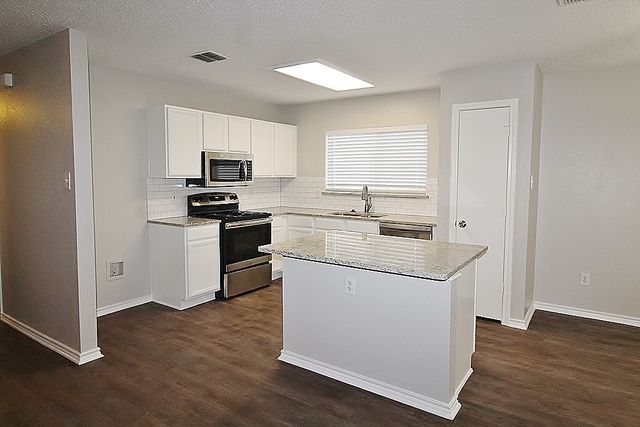 300 Rosewood Lane, Cedar Hill, TX 75104