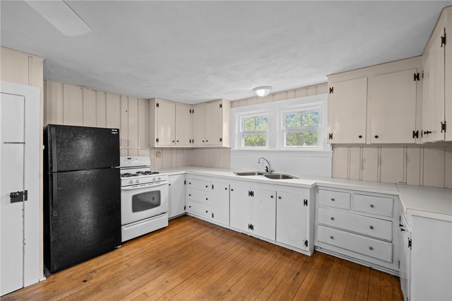 31 Hemlock Avenue, Narragansett, RI 02882