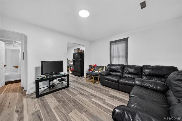 22524 Mac Arthur Boulevard, Warren, MI 48089