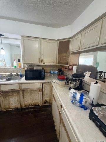 149 LIVE OAK LN, Lakehills, TX 78063
