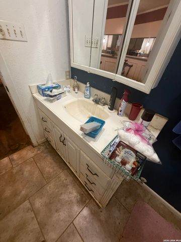 149 LIVE OAK LN, Lakehills, TX 78063