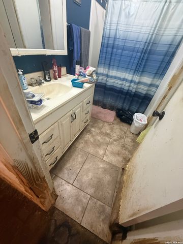 149 LIVE OAK LN, Lakehills, TX 78063