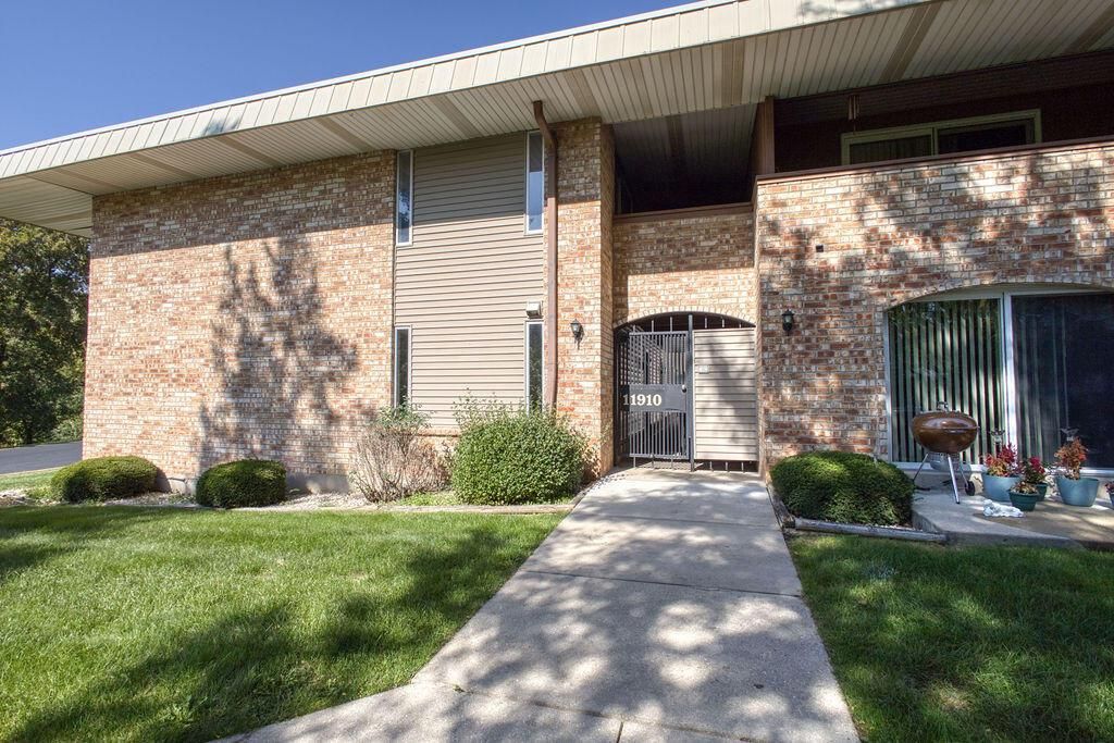 11910 W Mill ROAD #APT 6, Milwaukee, WI 53225