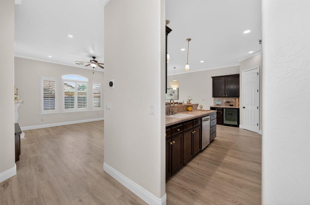 Image 10 of property listing at 1563 E Via Mirasol Lane, Fresno, CA 93730